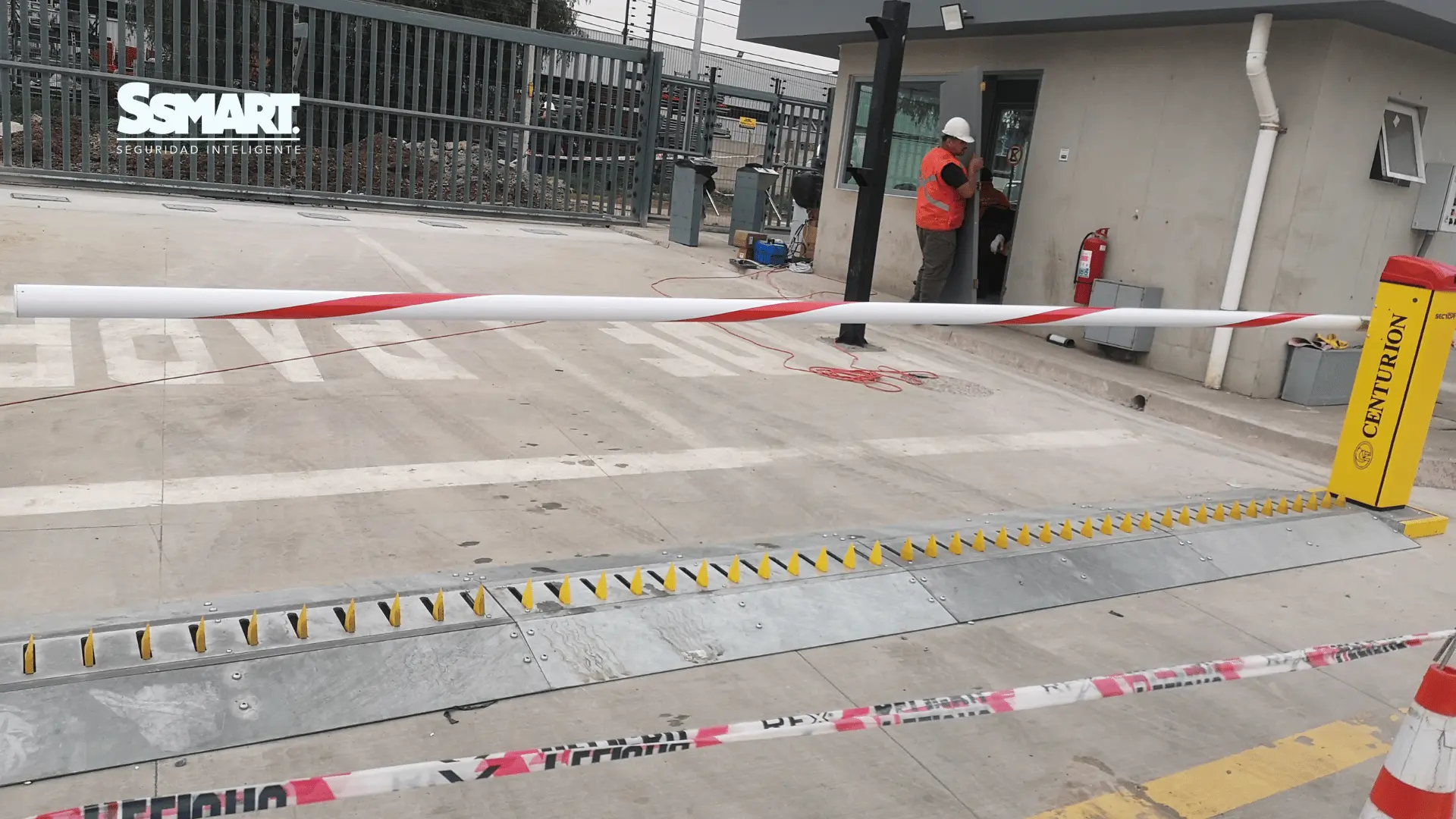 Barrera vehicular y pincha-neumáticos instalados en un acceso controlado