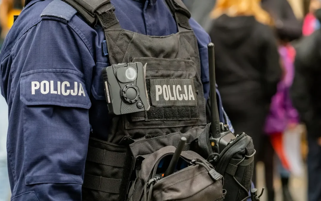 Guardias con bodycam cumpliendo ley 21659 Chile en instalaci&oacute;n industrial